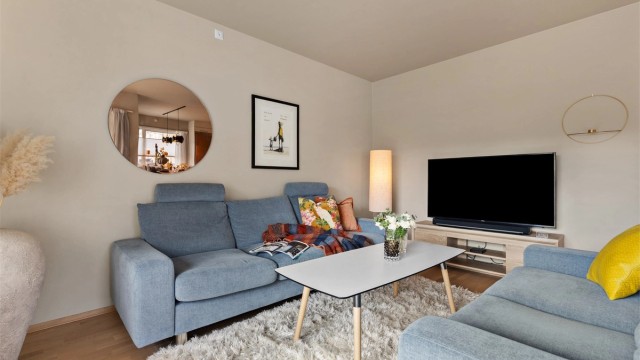 I stuen er det plass til sittegruppe og TV-område. Det er gasspeis i stuen for ekstra varme og hygge på kjølige dager. Med en åpen løsning mellom stue og kjøkken blir det enkelt å være sosial når man har besøk.