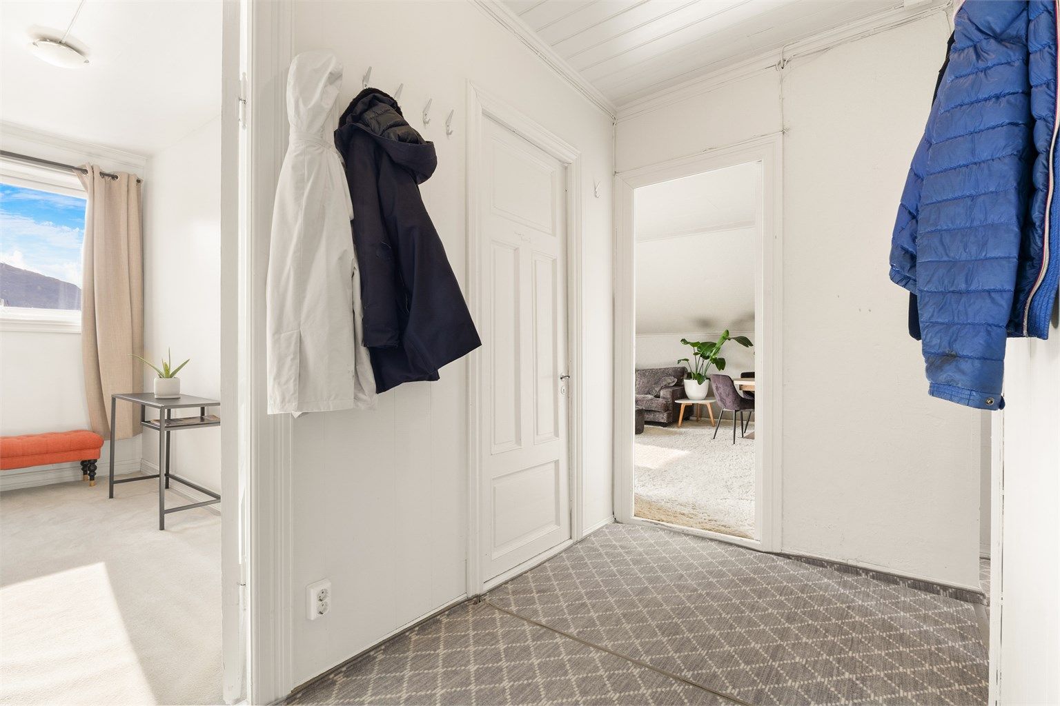To dører mot det som i dag er hovedsoverom med omkledningsrom