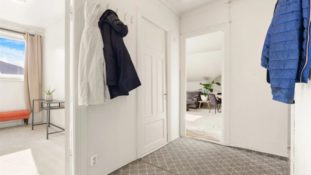 To dører mot det som i dag er hovedsoverom med omkledningsrom