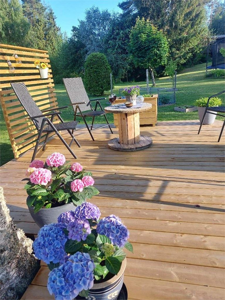 Selgers eget bilde: Hyggelig terrassemiljø med gode solforhold og plass til både sittegruppe, beplantning og rolige sommerdager.