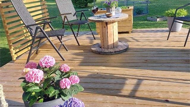 Selgers eget bilde: Hyggelig terrassemiljø med gode solforhold og plass til både sittegruppe, beplantning og rolige sommerdager.