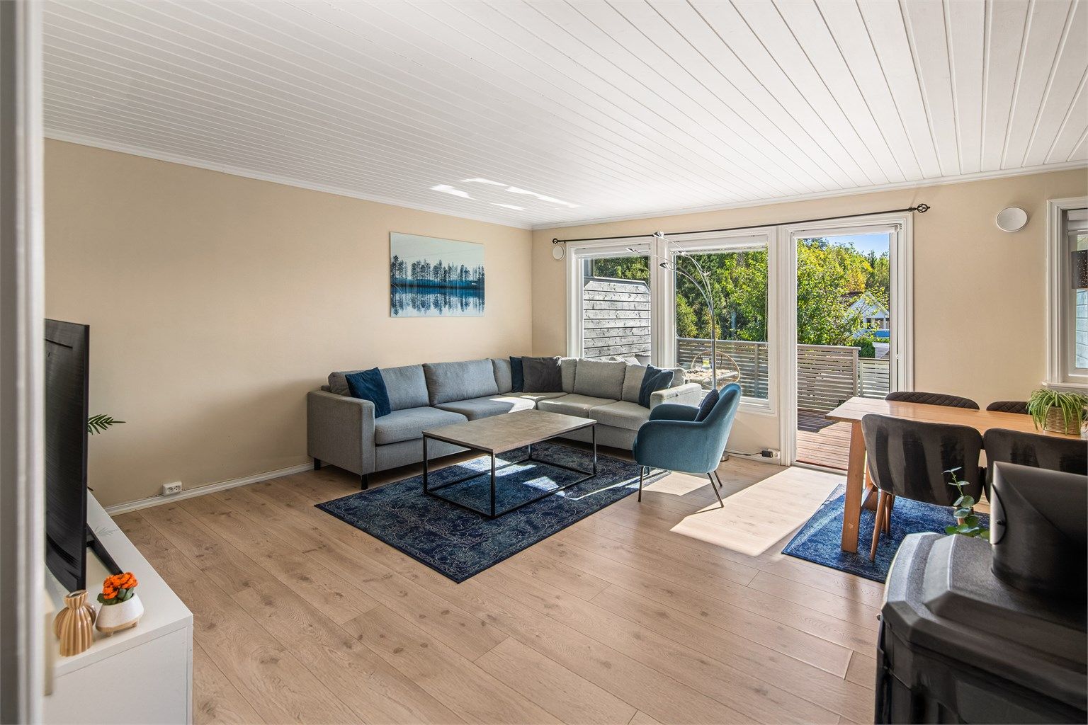 Overflatene er malt i moderne og tidsriktige farger. Gulvene har for det meste laminat og fliser. Stuen er romslig, med store vindusflater og utgang til solrik terrasse mot sør, på ca. 19 kvm.