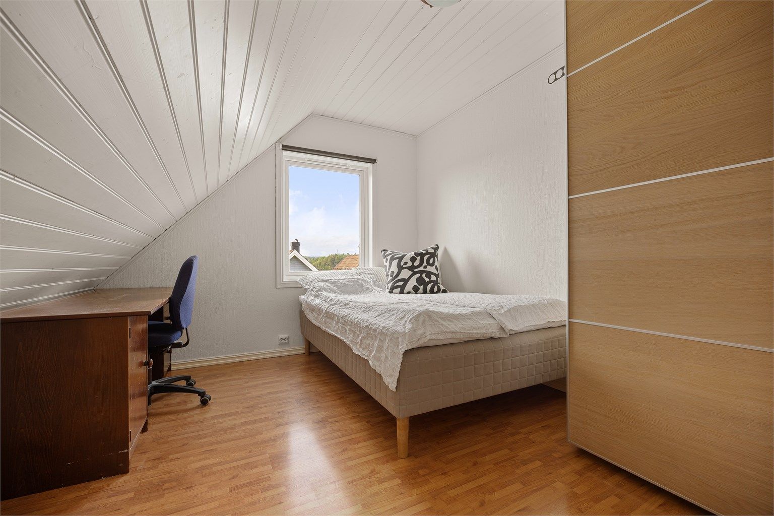 Soverommene i loftsetasjen har laminatgulv og panel i himling.