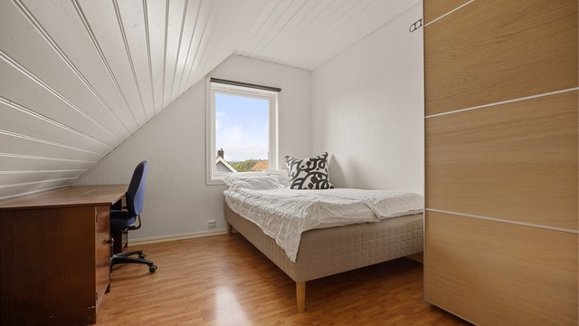 Soverommene i loftsetasjen har laminatgulv og panel i himling.
