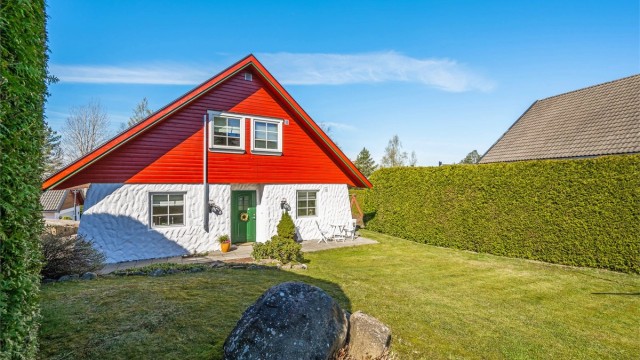 En barnevennlig hage med god plass for lek og aktivitet.