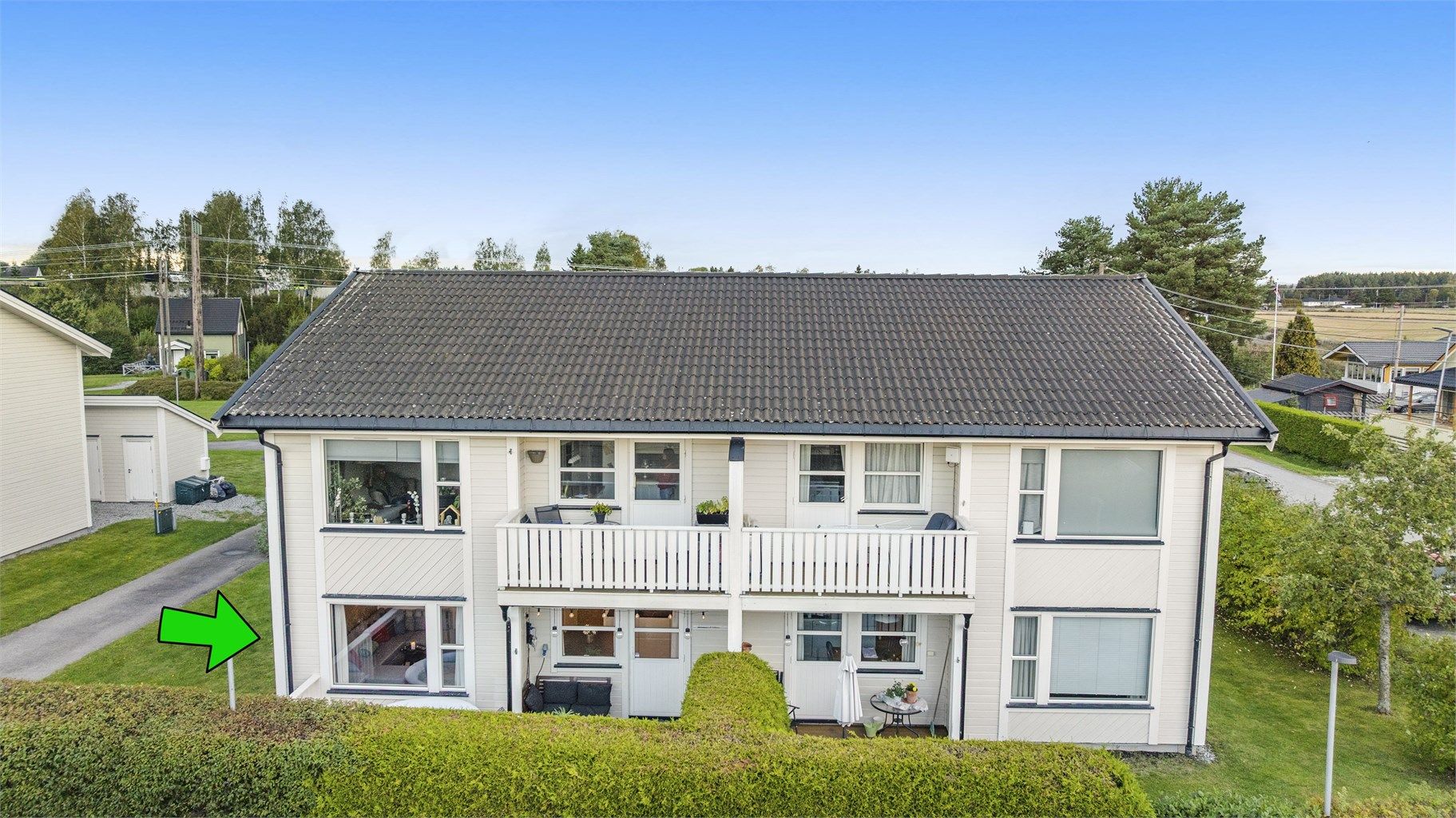 Leiligheten ligger i 1. etasje og har en stor og solrik terrasse