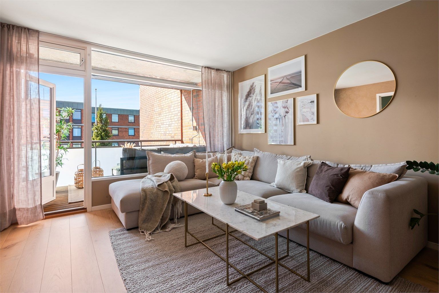 En tiltalende og lys 4-roms selveier med solrik balkong