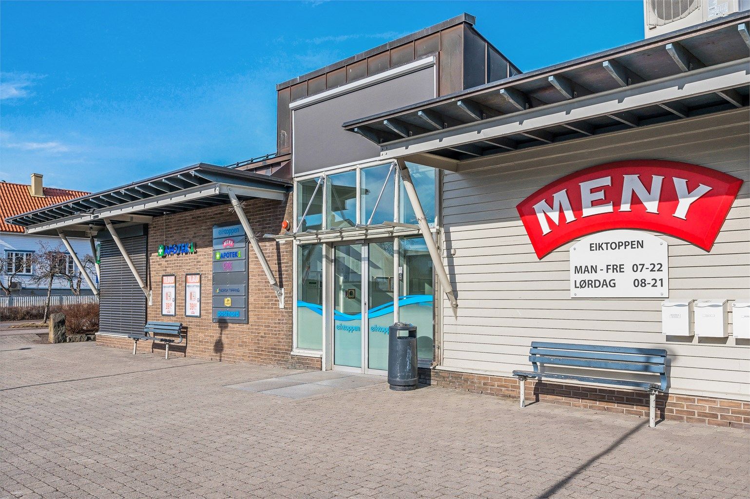  Eiktoppen med dagligvarebutikk (Meny), apotek 1 og frisør. I nærmiljøet er det også Rema1000 med post i butikk. Gåavstand til skoler i alle trinn, det er også barnehager i området.