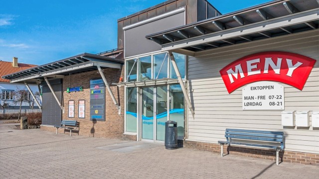 Eiktoppen med dagligvarebutikk (Meny), apotek 1 og frisør. I nærmiljøet er det også Rema1000 med post i butikk. Gåavstand til skoler i alle trinn, det er også barnehager i området.