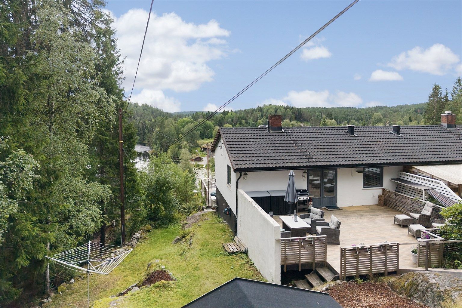 Stor skjermet terrasse på 48 kvm og stort uteareal. 