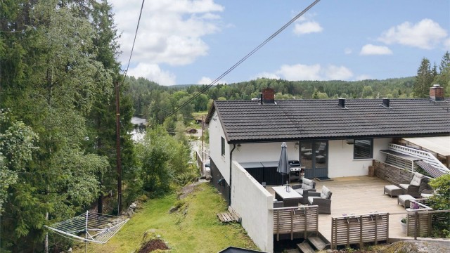 Stor skjermet terrasse på 48 kvm og stort uteareal.