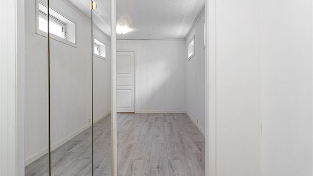 Påbegynt sekundær boenhet (hybel) - Gang med skyvedørsgarderobe som gir gode lagringsmuligheter.