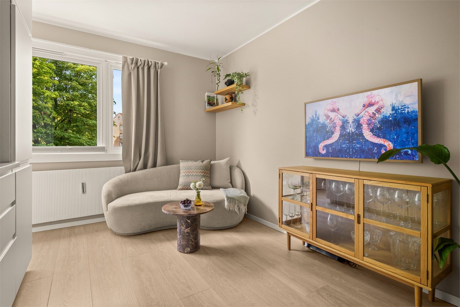 Her er det plass til en hyggelig sofagruppe, tilhørende salongbord og annet ønskelig stuemøblement. 