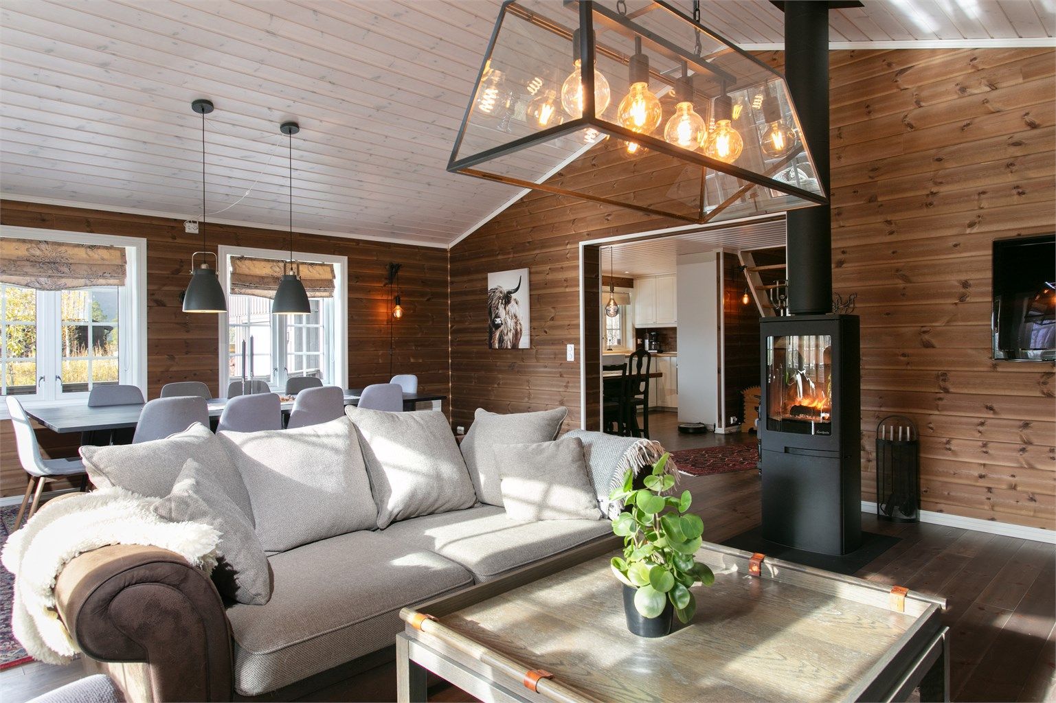 Det er peisovn med glassdør i stuen som gir en lun og hygelig atmosfære