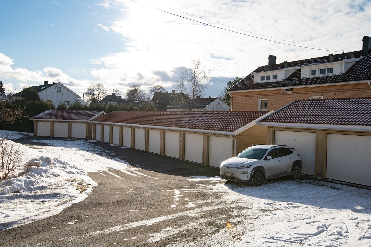 Leiligheten disponerer en egen parkeringsplass i felles garasjebygg.