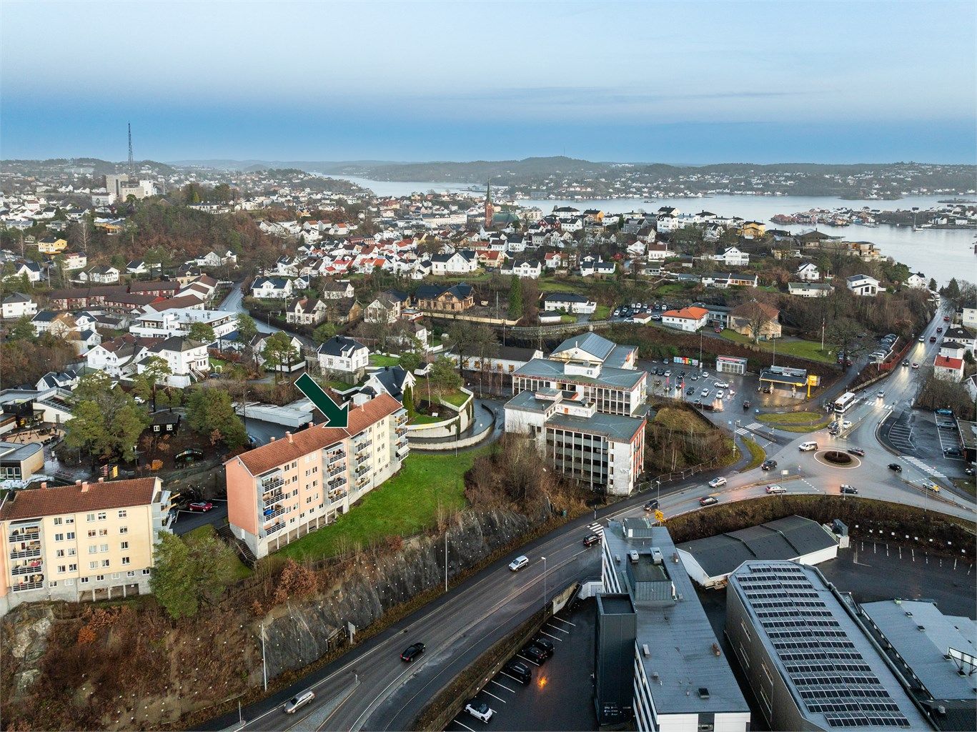 Coop Extra få meter unna, og få minutter til sentrum til fots.