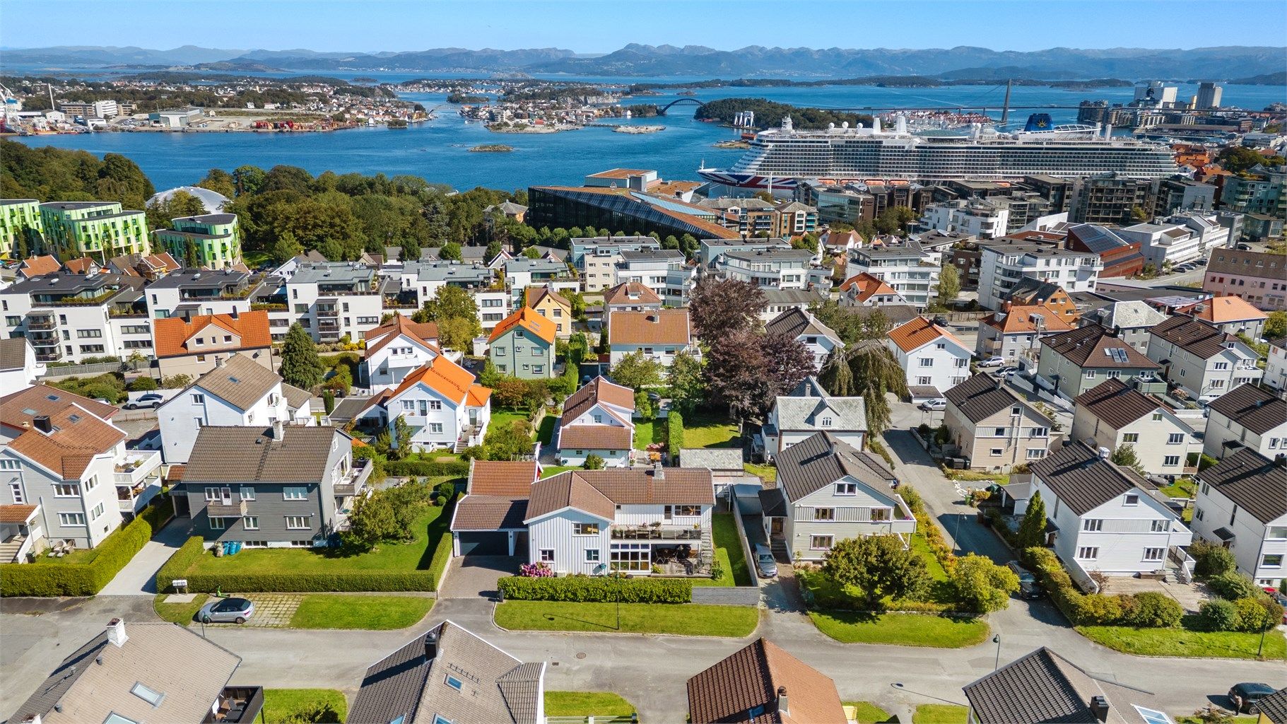 Boligen har en meget populær og barnevennlig beliggenhet på Kampen, i et etablert boligfelt, like ved Kampen skole.  