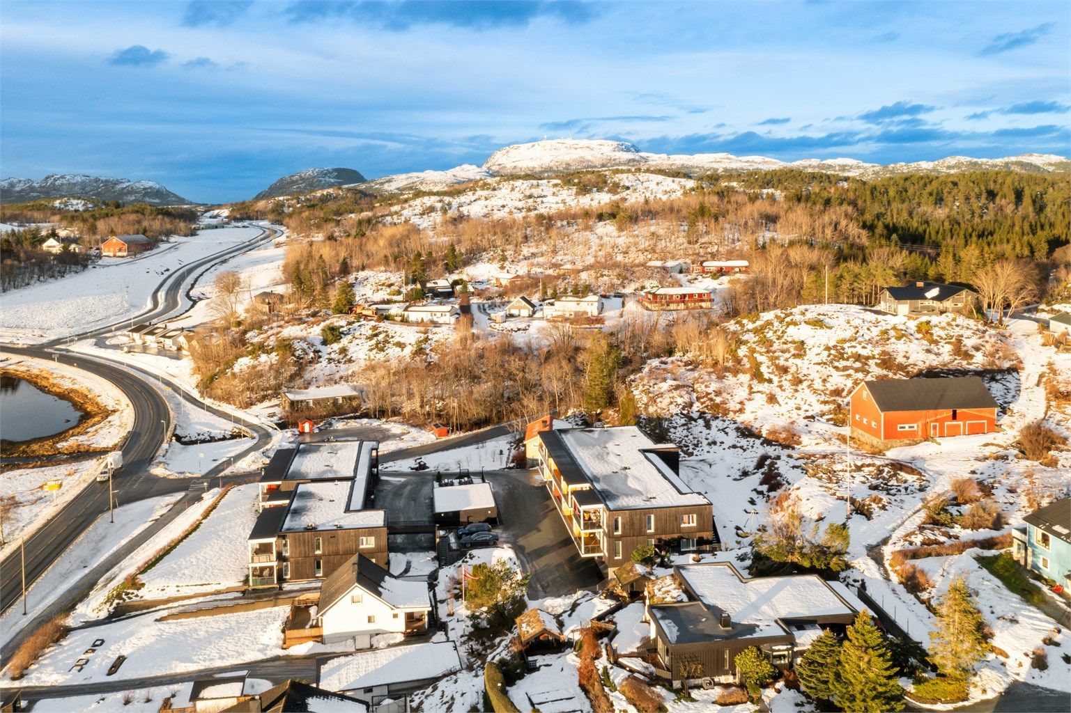 Flere barnehager ligger innen gangavstand, og både Botngård barneskole, ungdomsskole og Fosen videregående skole ligger bare 12–15 minutter unna til fots. Dette gjør hverdagen enkel og trygg, og skaper et miljø hvor barn og ungdom kan bevege seg fritt.