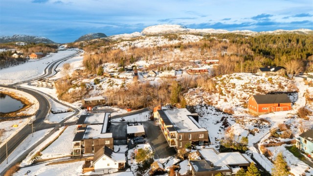 Flere barnehager ligger innen gangavstand, og både Botngård barneskole, ungdomsskole og Fosen videregående skole ligger bare 12–15 minutter unna til fots. Dette gjør hverdagen enkel og trygg, og skaper et miljø hvor barn og ungdom kan bevege seg fritt.
