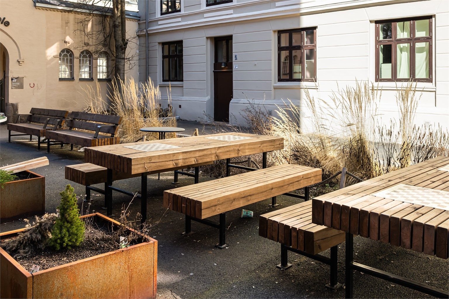 Hyggelig sittegrupper på fremsiden av bygget.