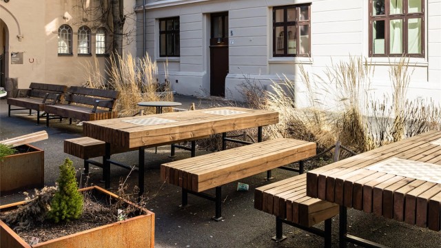 Hyggelig sittegrupper på fremsiden av bygget.