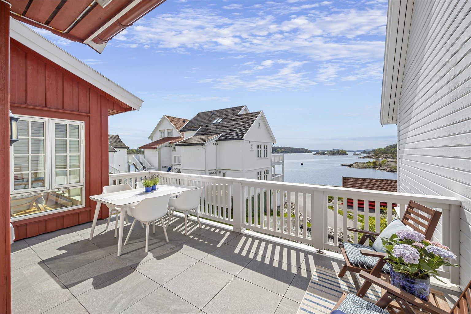 Sjøvendt terrasse med gode solforhold.