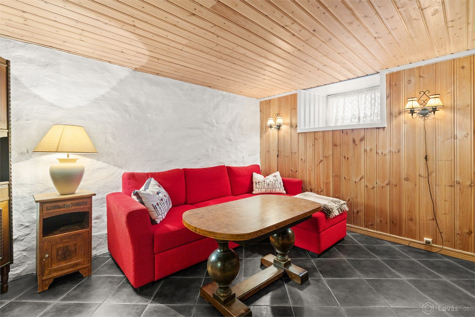 Rommet har en kombinasjon av panelkledde og malte vegger. (ikke godkjent for varig opphold - se punkt under "ferdigattest")