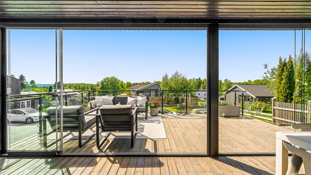 Skyvedørene i glass kan åpnes helt, og visker ut skillet mellom inne og ute.