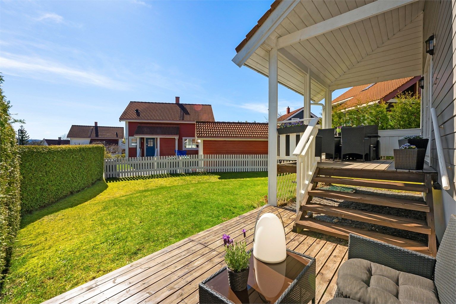 Huset ligger idyllisk til med fin hage på en solrik tomt - ypperlig for barnefamilier