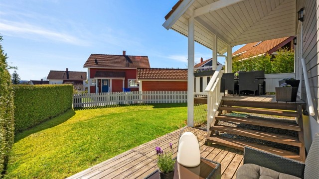 Huset ligger idyllisk til med fin hage på en solrik tomt - ypperlig for barnefamilier