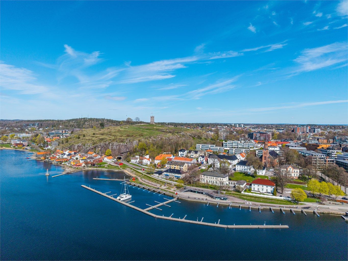 Et oversiktsbilde som viser den unike plasseringen mellom sentrum og fjorden.