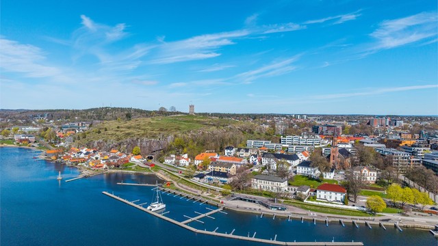 Et oversiktsbilde som viser den unike plasseringen mellom sentrum og fjorden.