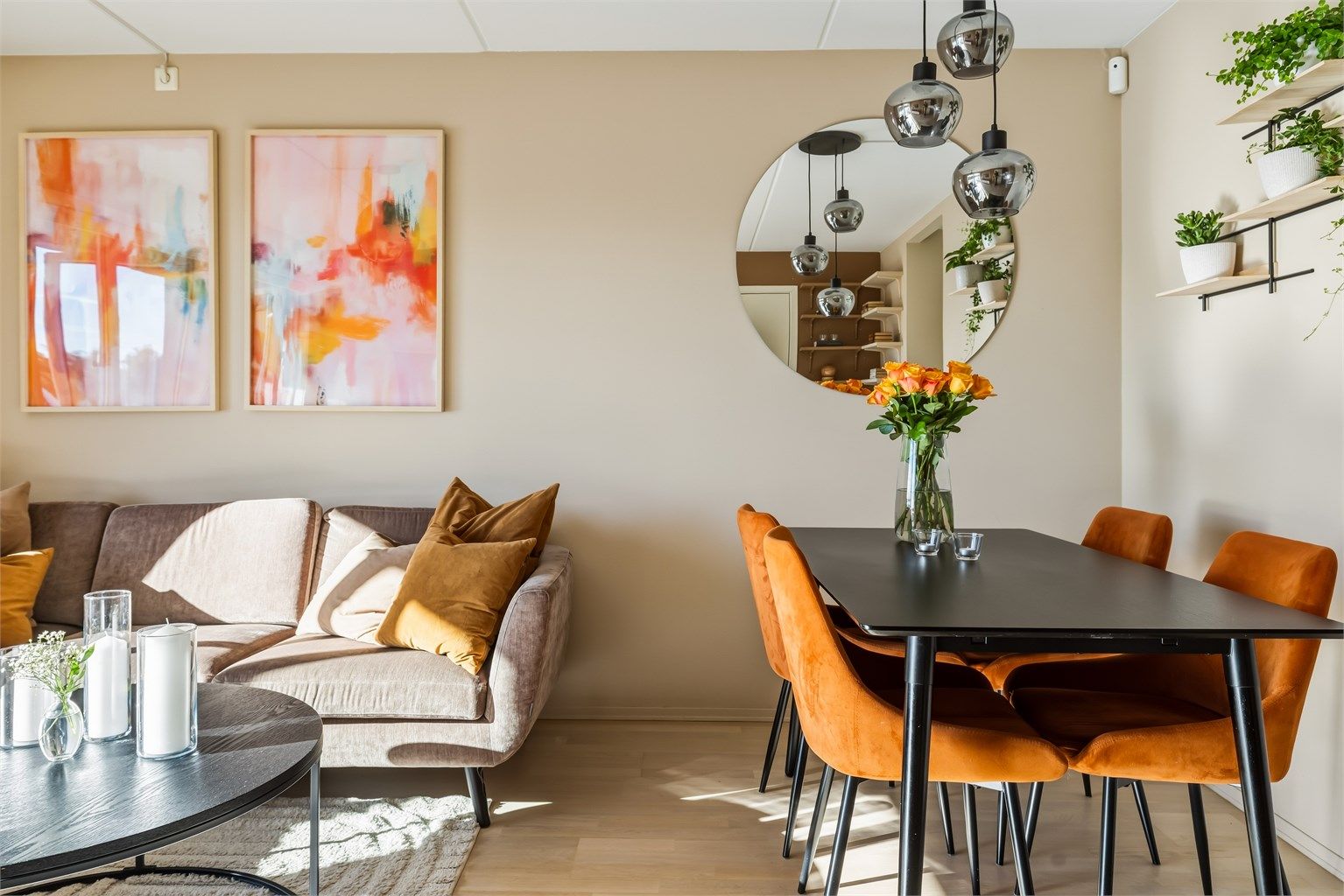  God plass til hyggelig spisebord i et av stuens hjørnet. 