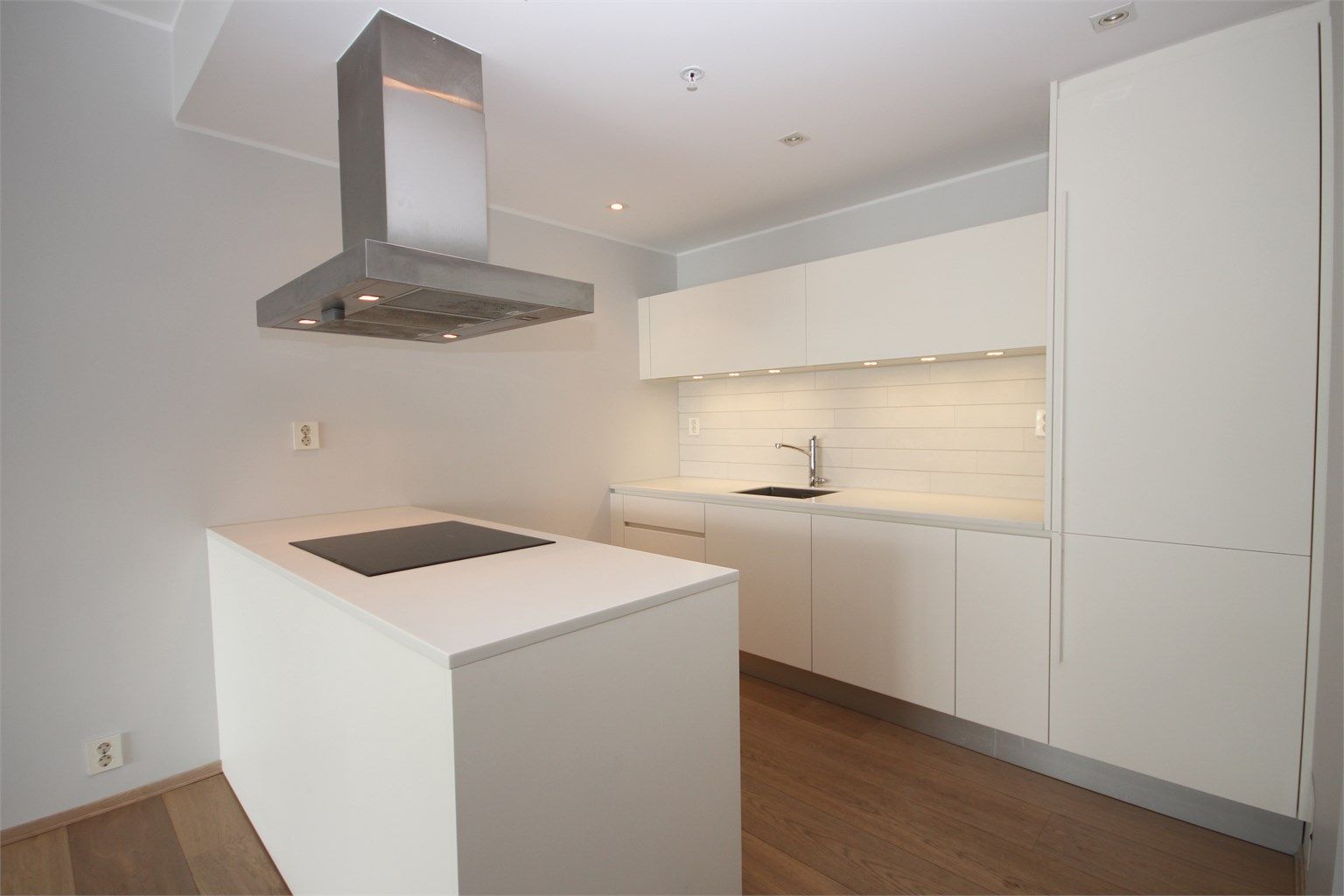 Meget delikat kjøkken fra italienske Varenna med hvitevarer fra Miele.