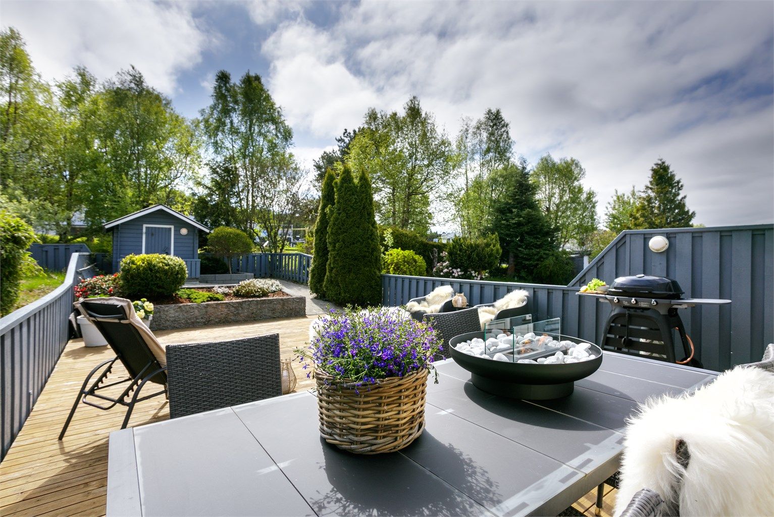 Stor markterrasse mot syd med god plass for flere soner og hyggelig sosialt samvær