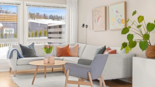 Gjennomgående lyse og nøytrale overflater i hele boligen.