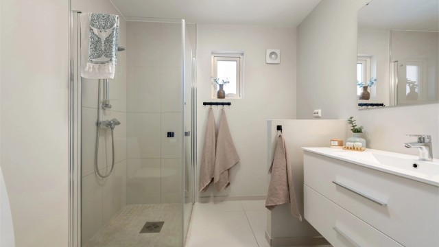 Badet i hovedetasjen ble bygget nytt av fagfolk i 2020