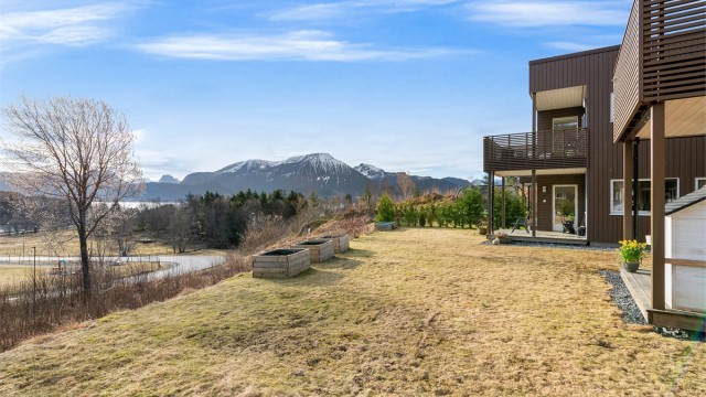Eiendommen ligger usjenert til i enden av en blindvei, med en uhindret og varig utsikt mot fjord og fjell.