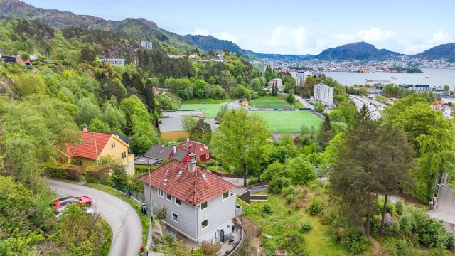 Denne leiligheten strekker seg over hele øverste etasje, med vinduer i alle himmelretninger som gir en luftig atmosfære.
Foto: Mats Lie