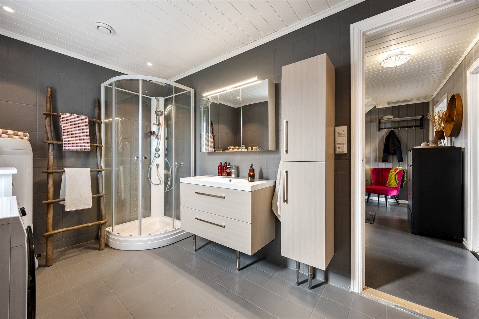 Badet er oppgradert med nytt dusjkabinett og baderomsinnredning.