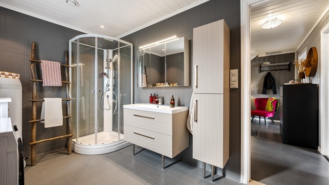 Badet er oppgradert med nytt dusjkabinett og baderomsinnredning.