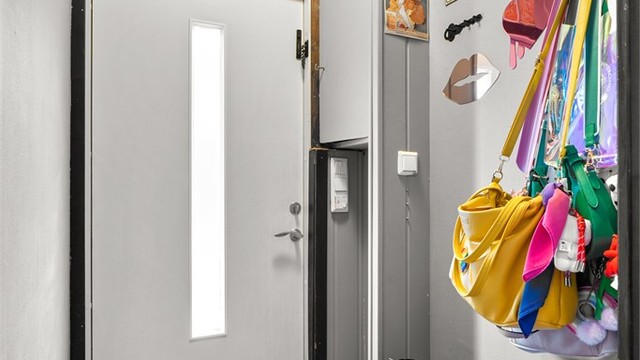 Entré - flislagt entré med plass til knagger og skohylle for diverse lagring av uteklær