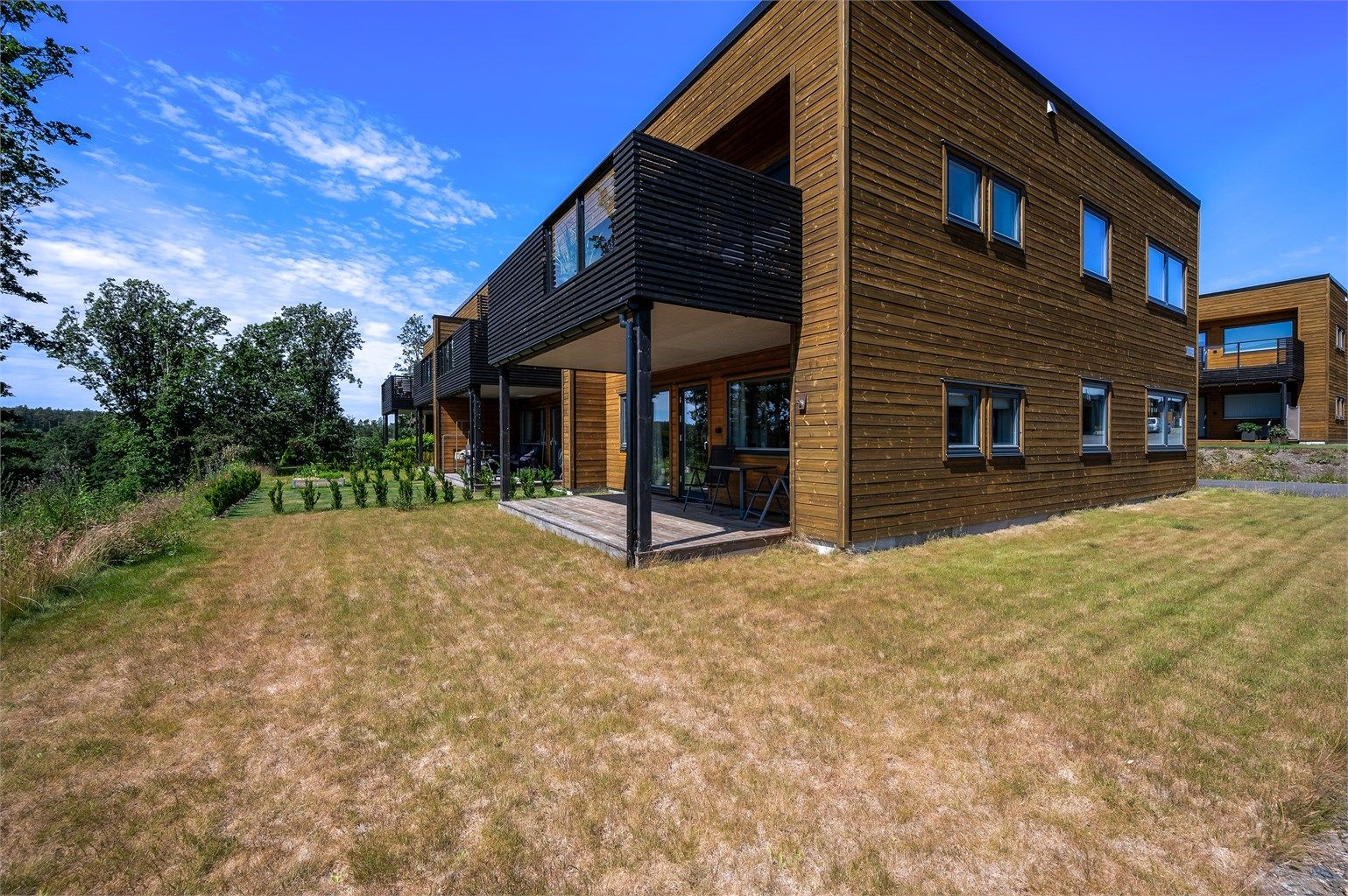 Tjæreblomstheia 144 E -Moderne andelsleilighet fra 2024 med alt på én flate og direkte utgang til markterrasse. Leiligheten disponerer også hagen som er utenfor terrassen.