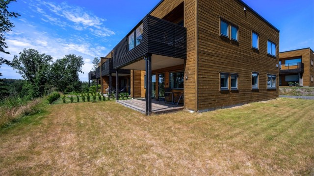 Tjæreblomstheia 144 E -Moderne andelsleilighet fra 2024 med alt på én flate og direkte utgang til markterrasse. Leiligheten disponerer også hagen som er utenfor terrassen.
