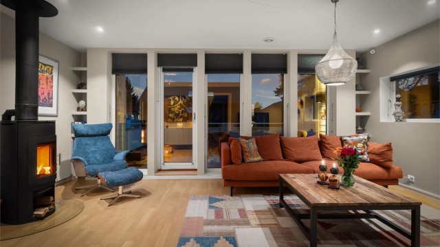 TV-stuen er et fleksibelt rom med flere møbleringsmuligheter.