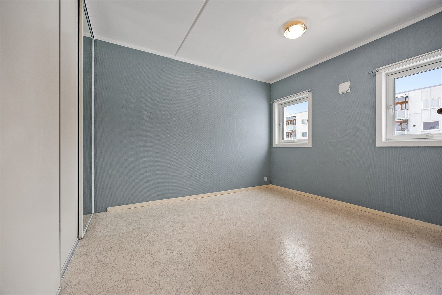 Boligen har to romslige soverom med god plass til både seng og garderobeløsninger.