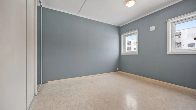 Boligen har to romslige soverom med god plass til både seng og garderobeløsninger.