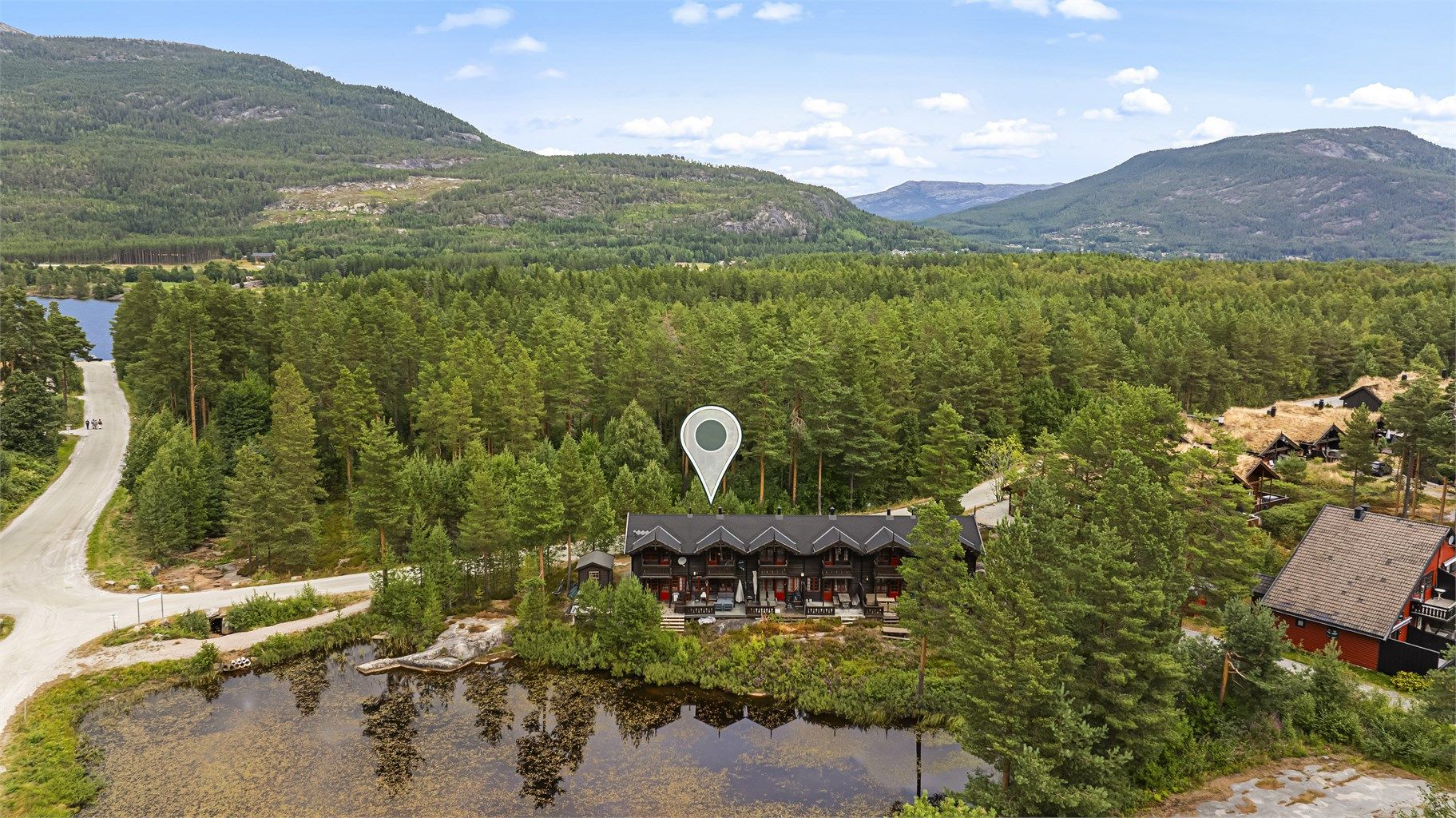 Fra eiendommen er det utsikt over Vrådal og fjellandskapet.