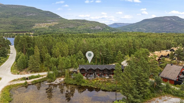 Fra eiendommen er det utsikt over Vrådal og fjellandskapet.
