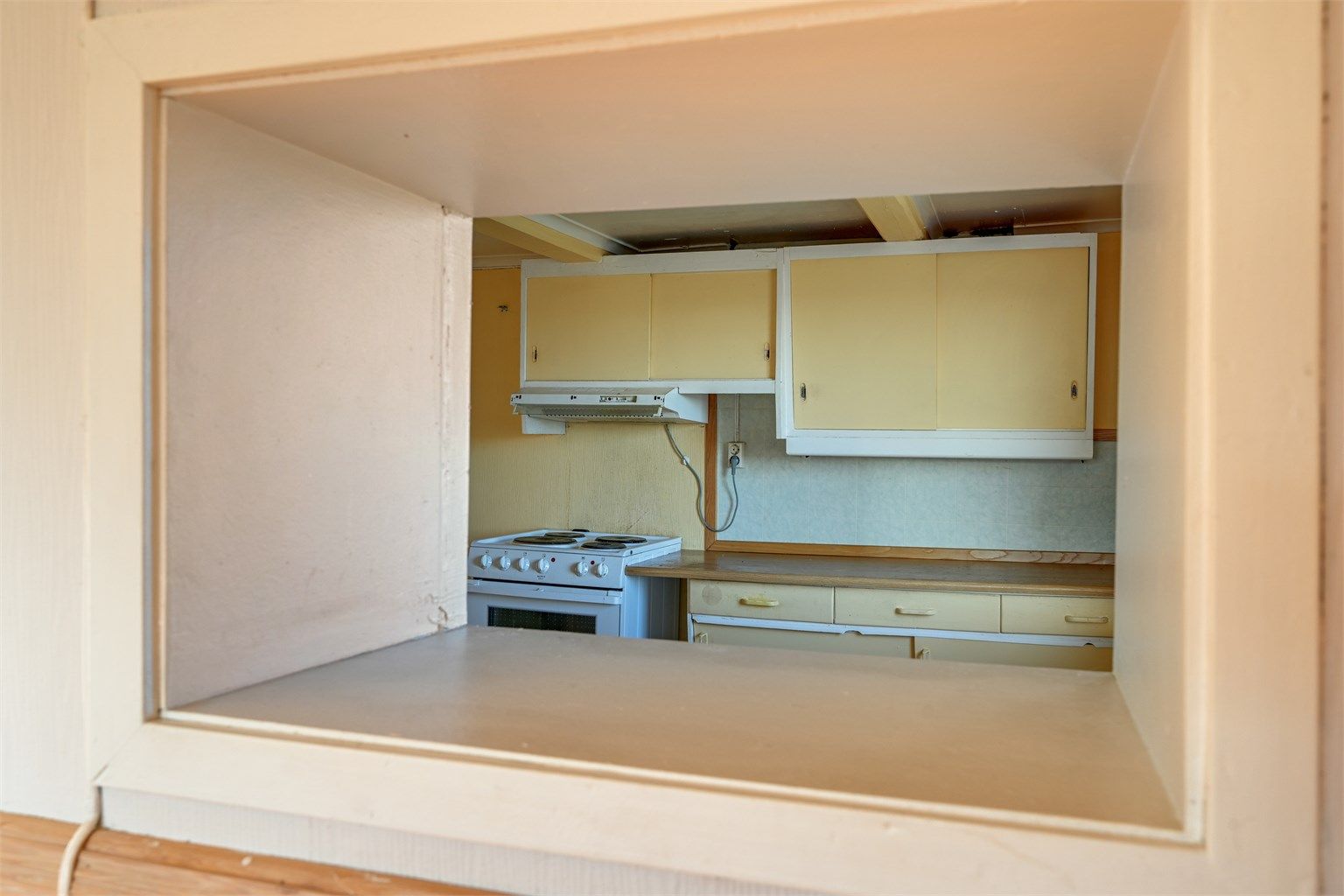 Serveringsluke mellom kjøkken og stue.